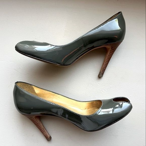 Report Signature Mossy Greenish Gray Patent Leather Peep Toe Heel Pump Women 8 - Picture 1 of 10